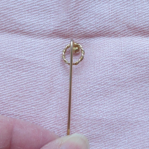 Vintage Pearl in Gold Twisted Circle Stick Pin - Picture 3 of 4